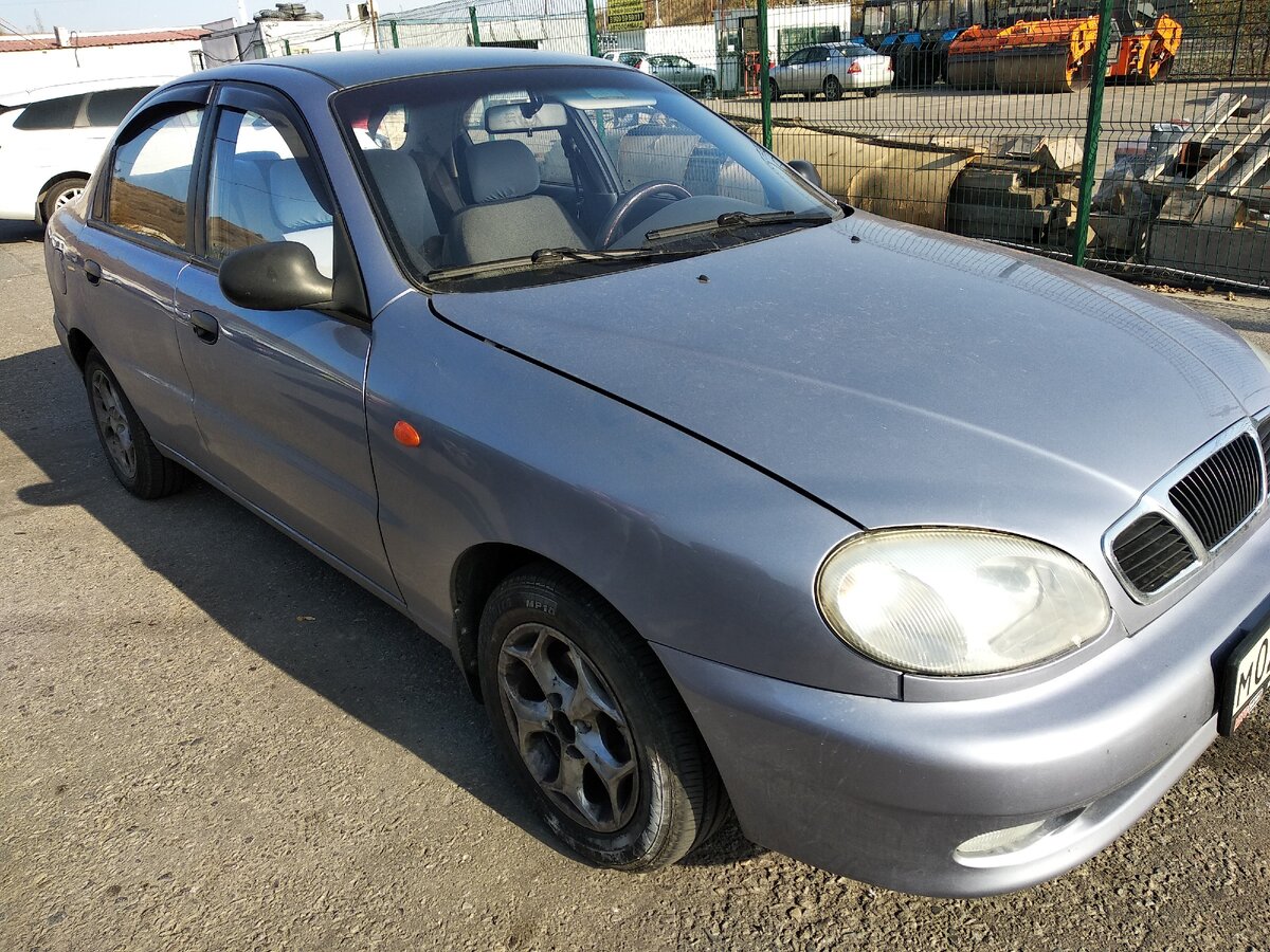 На самом деле автомобиль не плохой, просто он старый, но сейчас на ходу и прекрасно ездит