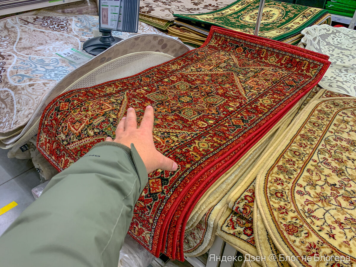 Именно такой ковер висел в моей спальне 