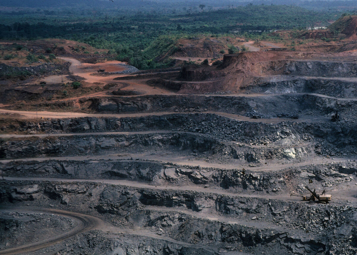 Photo by Bob Dewey. Mining Liberia, 1975.