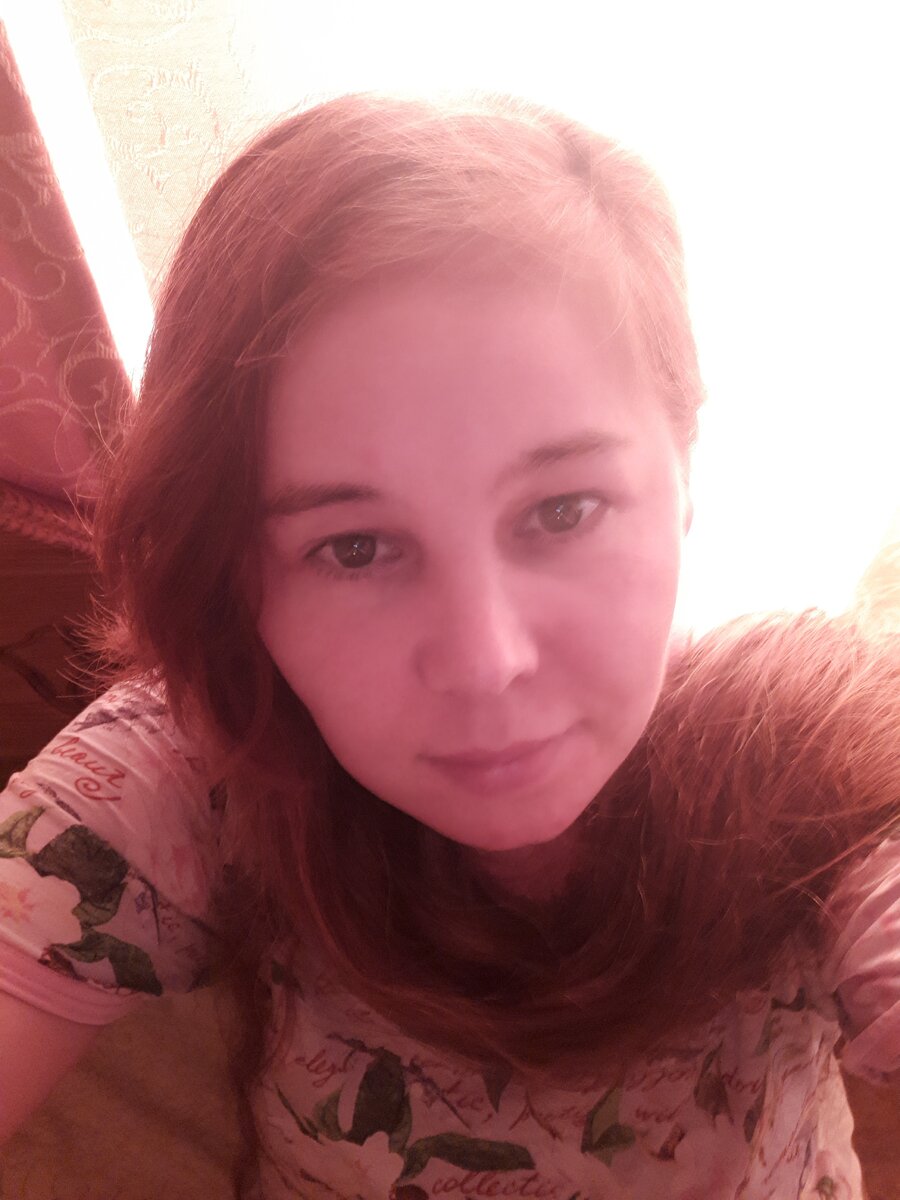 А там солнце за шторами, погода классная. Только я не могу его сюда пустить, оно сделает мне больно. Печалька.
