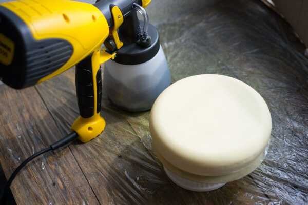 Краскопульт отличается довольно простой конструкцией. Это могут быть ручные или пневматические модели, которые оснащены компрессором. Этот агрегат необходим для того, чтобы создать высокое давление. К прибору он подключается с помощью специального соединительного шланга. А сам прибор представляет собой краскораспылитель, напоминающий пистолет с соплом. Причем в разных моделях может быть разный диаметр сопла.