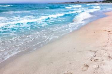 Пляж Баунти в Крыму, который благодаря рекламе шоколадного батончика ассоциируется с одним из райских уголков нашей планеты, на самом деле позволит легко представить себя на тропическом острове и провести незабываемый отпуск у моря. Туристам он понравится не только песчаным берегом и чистой водой, но и большим разнообразием развлечений.