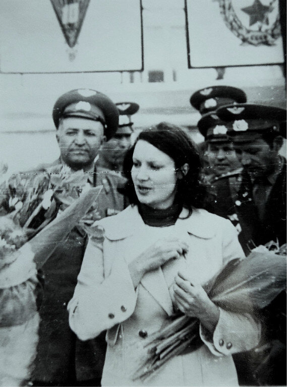 Фото из сети. Со слов Раиса Гарипова крайний слева герой рассказа командир взвода старший прапорщик Махмедов Халифа Юсуфович, а крайний справа старшина роты связи 345 гв. ПДП Гончаров Юрий Семёнович. Интересно, а кто эта женщина, по-видимому, актриса, которую окружили десантные прапора?