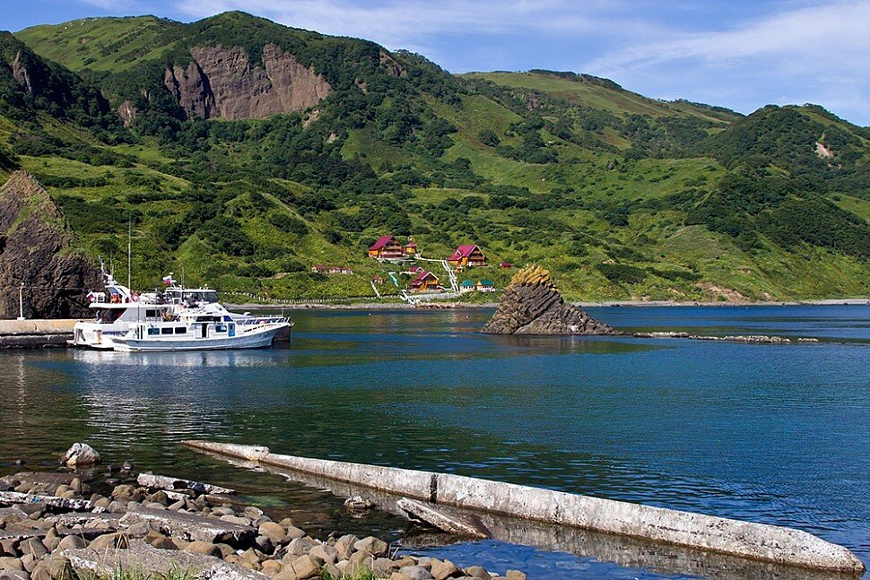 Island тур. Остров Монерон Сахалинская область. Природный парк остров Монерон. Природный парк Монерон Южно-Сахалинск. Маяк Монерон Сахалин.