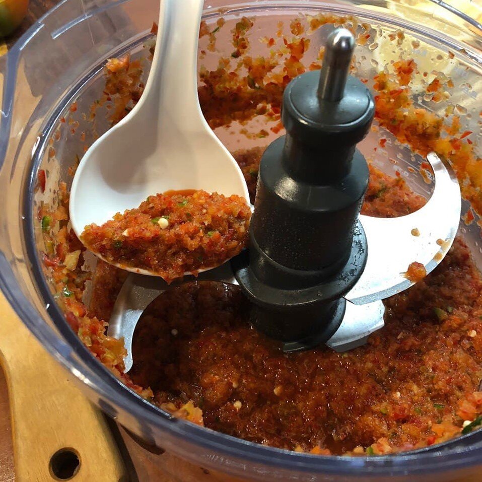 Сладкий и острый перец нужно измельчить