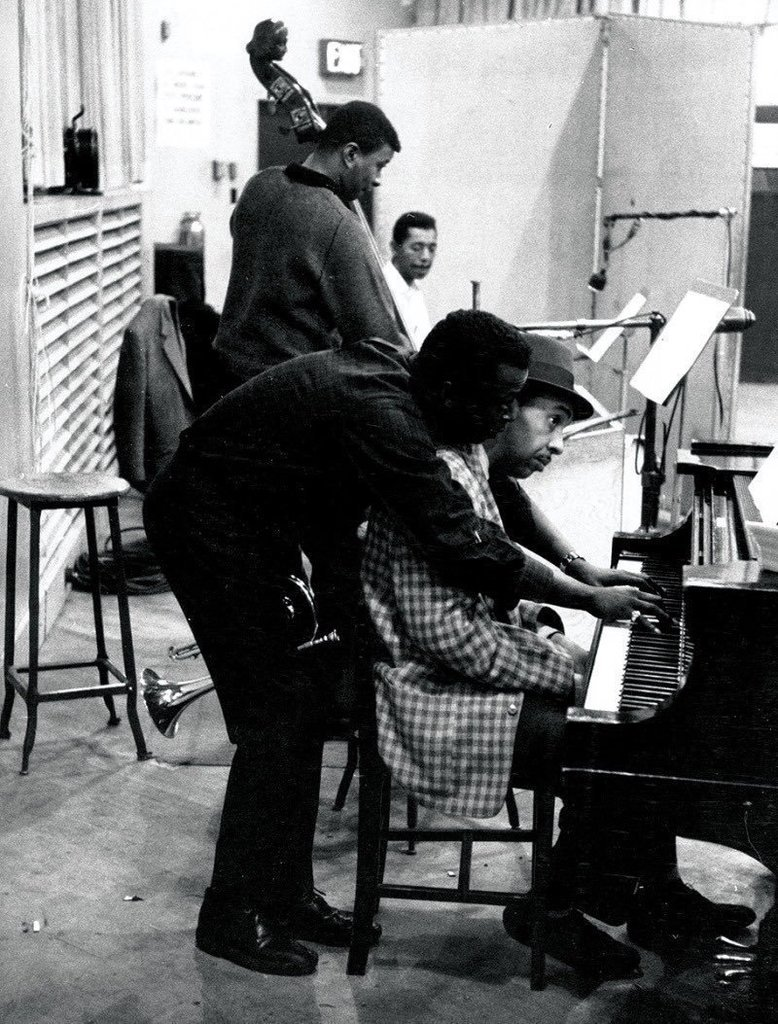 На фото все музыканты квинтета за исключением Джона Колтрейна - Майлз, Ред Гарланд, Пол Чемберс и Филли Джо Джонс