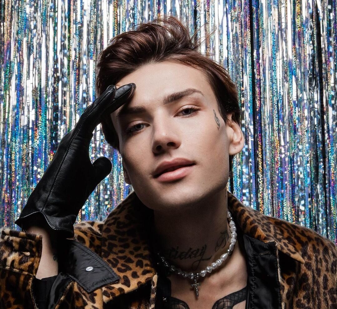 Как поёт Иван в одной из своих песен: "Мама говорила я красивый на лицо". Согласен с мамой.