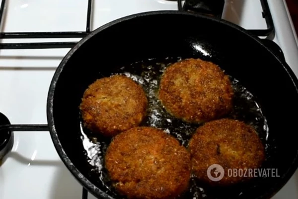 Обжариваем котлеты до приятной коричневой корочки