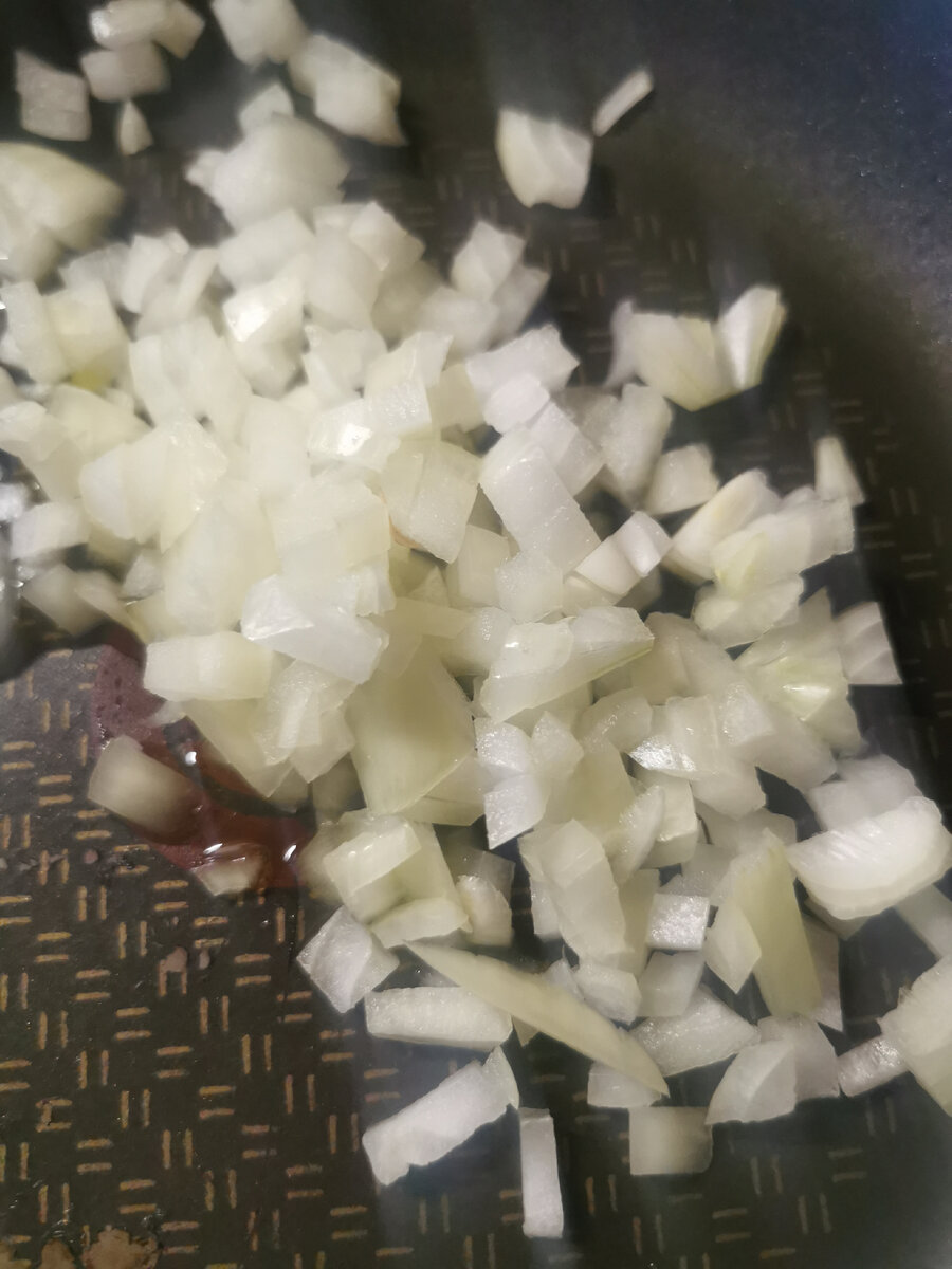 Лук припускаем на оливковом масле