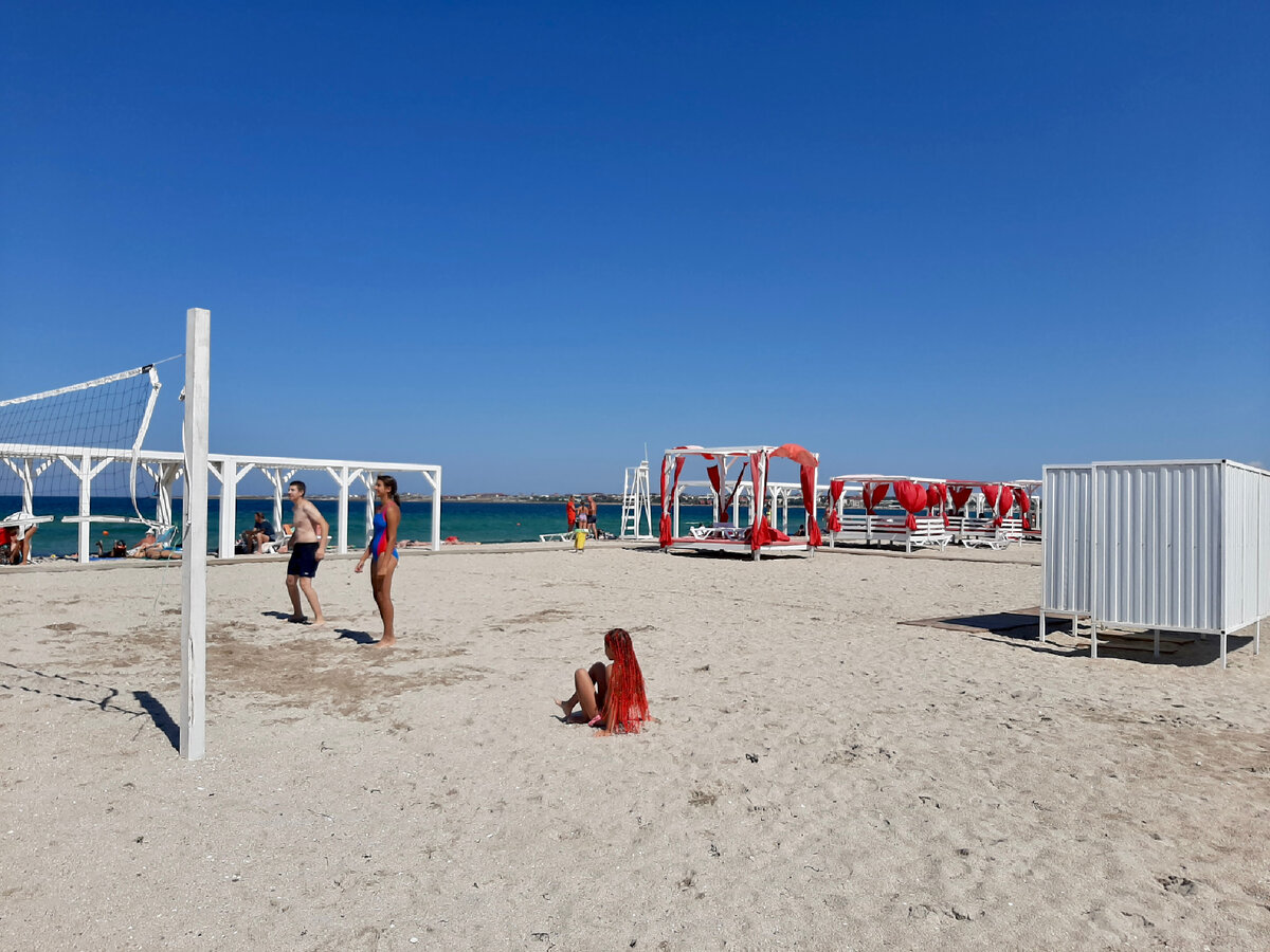 На пляже расположены пляжные бунгало с Алыми занавесками