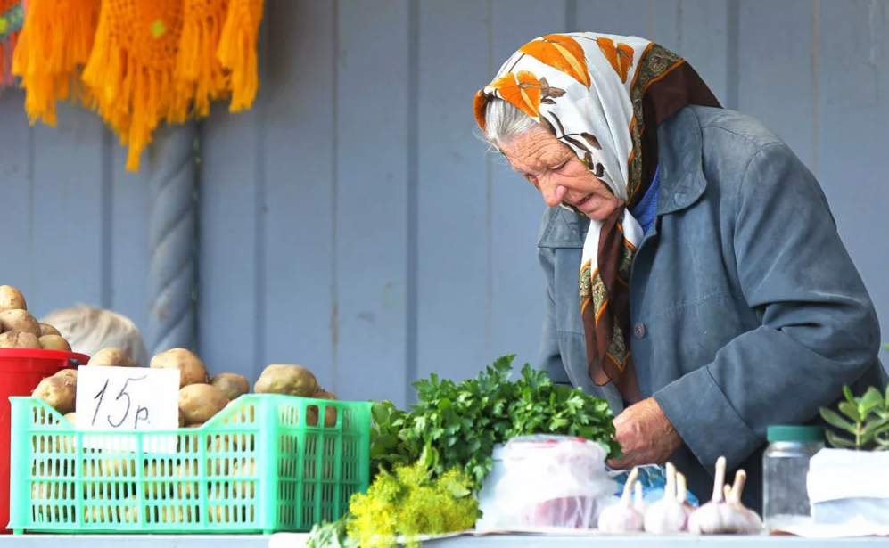 Бабки санкции новые. Старушка на рынке. Бабушка продает овощи. Бабушка на рынке продает овощи. Бабушка торгует овощами на рынке.