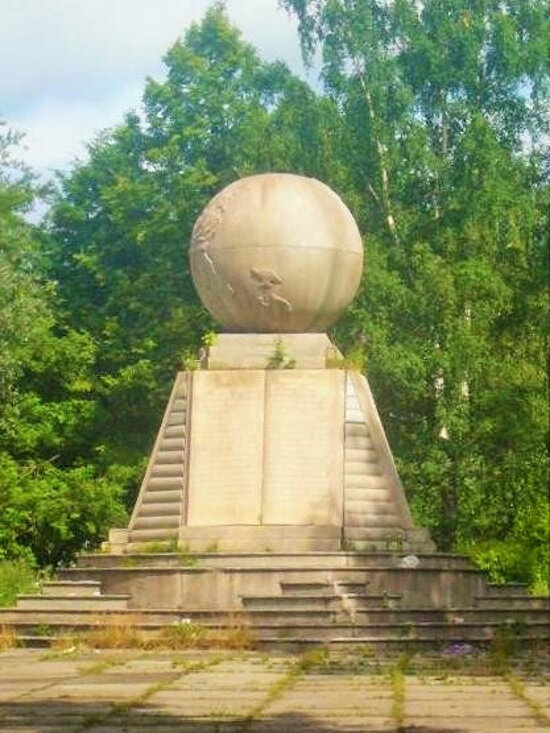 Так монумент выглядел в 2006 после акта вандализма. Источник: Яндекс картинки