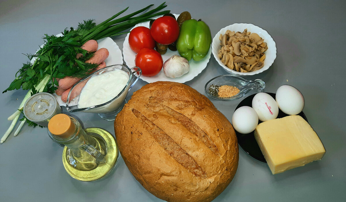 Основные ингредиенты для пиццы в хлебе. 