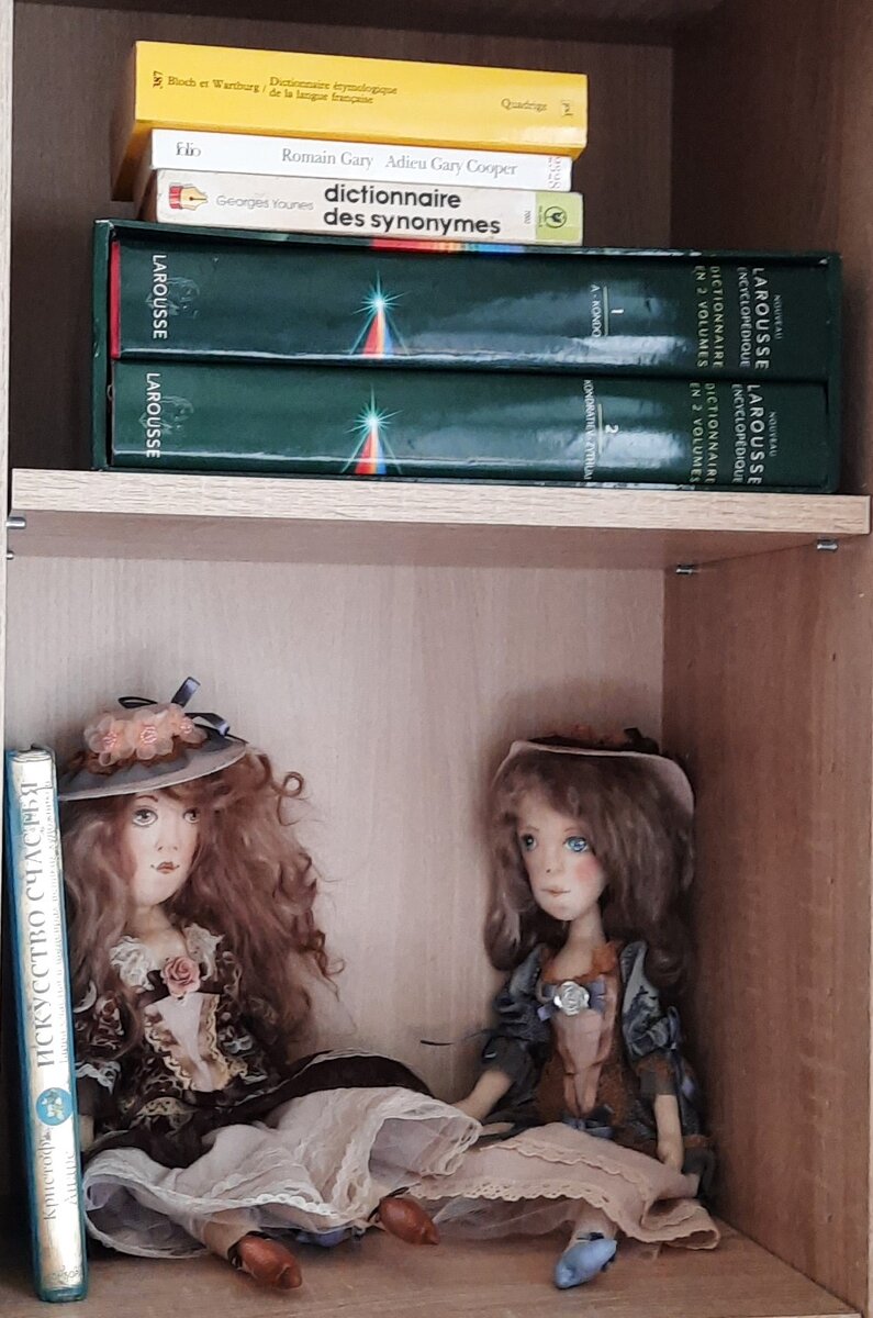 Обожаю смотреть на книги и предаваться созерцательности. 