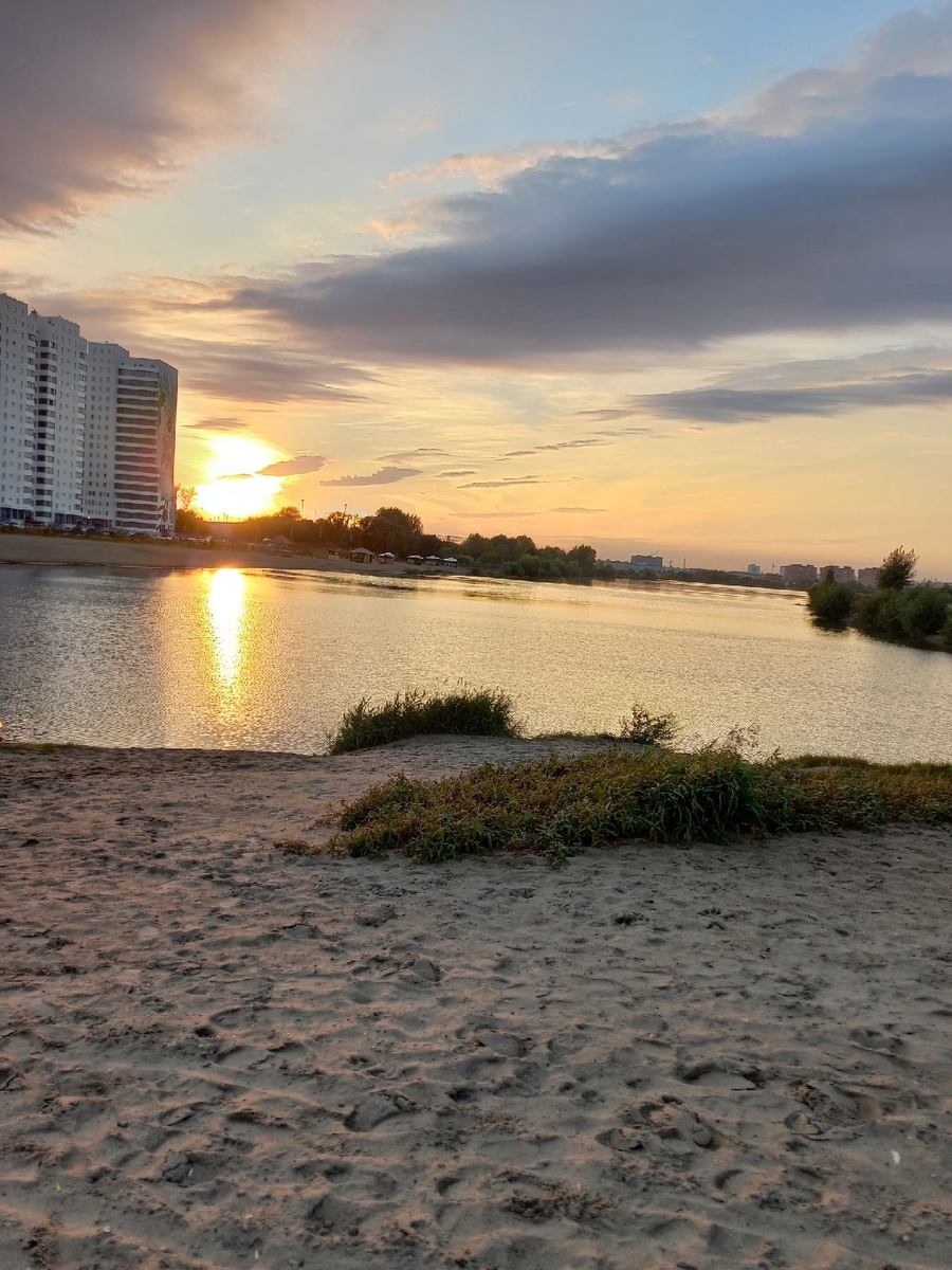 Озеро и слева дом где живёт Ленивый Миллионер