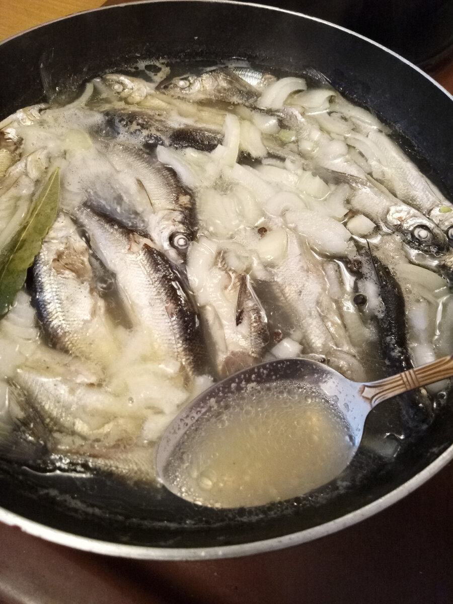 Как пожарить рыбу на сковороде с луком