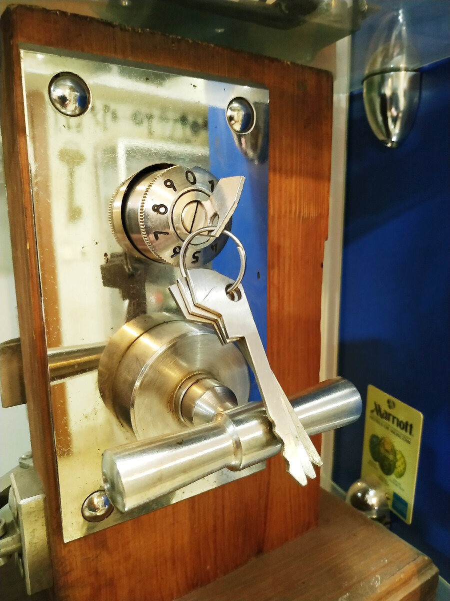 Такой замок мог бы стоять у Шефа из "Бриллиантовой Руки". Уж больно ручка похожа).