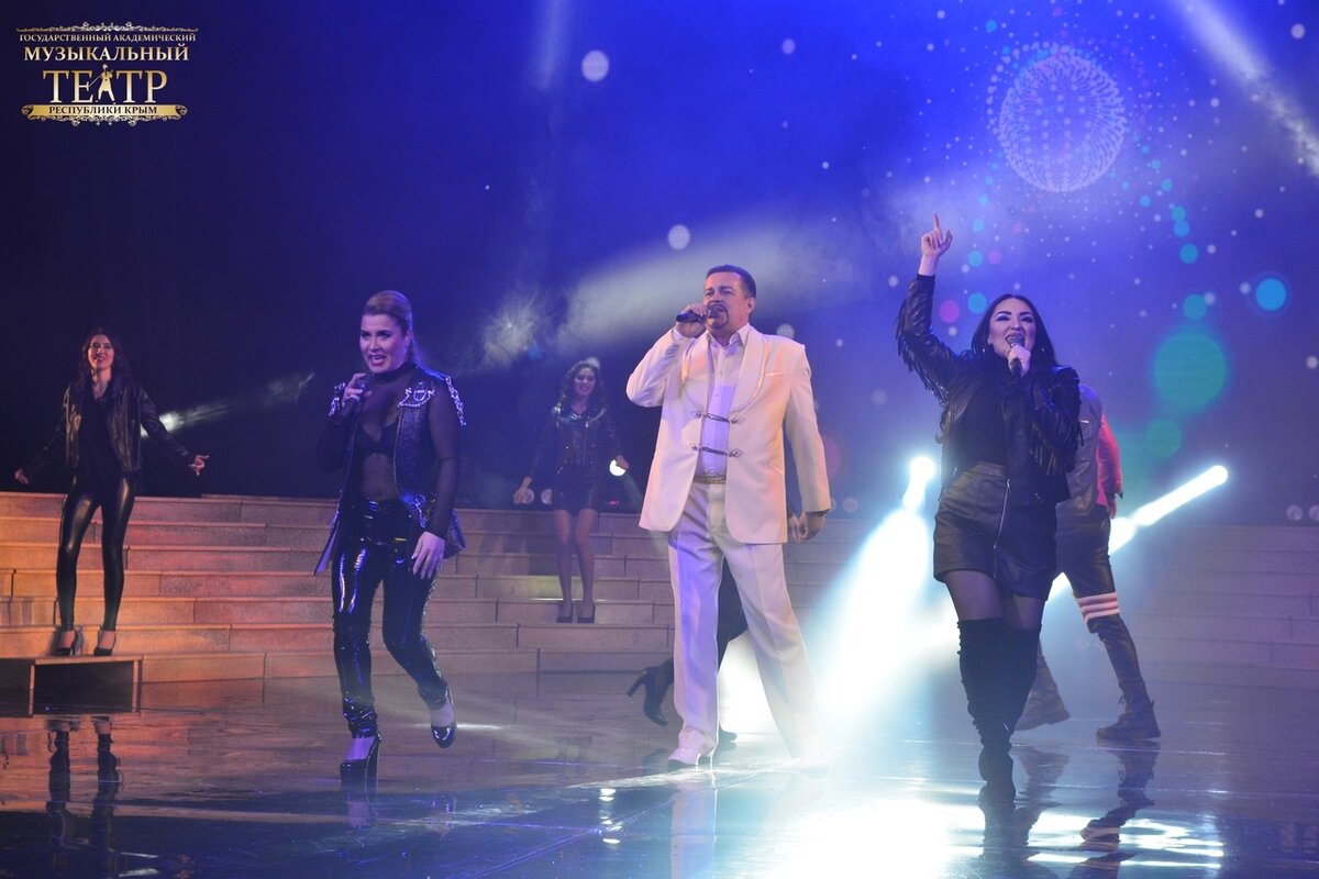 Творческий вечер заслуженного артиста Украины, народного артиста РК Владислава Черникова «Под созвездием Стрельца». Фото с представления