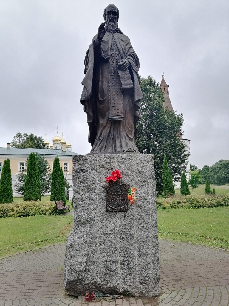 Памятник основателю монастыря Ио́сифу Во́лоцкому (в миру Иван Са́нин; 1439 — 1515 гг.) — святому Русской православной церкви из дворянской семьи, находившейся на службе удельного князя Бориса Волоцкого и владевшей селом Язвищем в удельном Волоцком княжестве.
