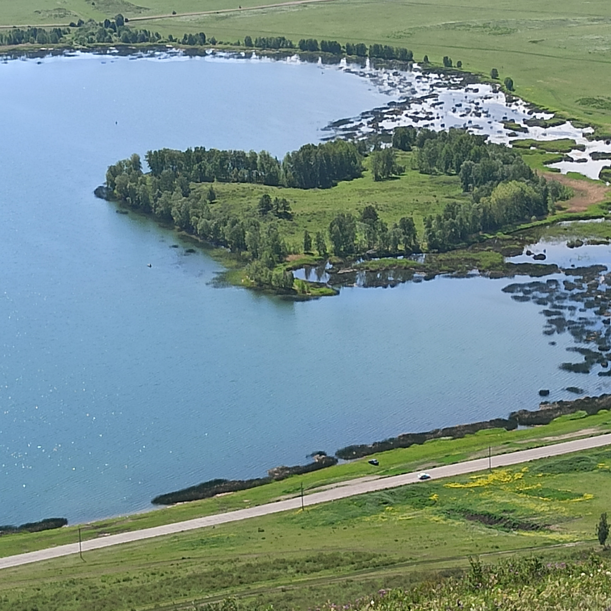"Сердечный" остров, вид с горы Ауштау. Снято нами в поезде, состоявшейся в июне 2021 года.