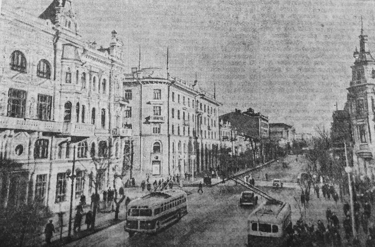 Пересечение ул.Энгельса и пер. Семашко. На переднем плане (слева) восстановленное здание Облисполкома  и новое здание "Ростовэнерго". И...как много людей пытаются втиснуться в этот троллейбус (справа). Фото 1951 год