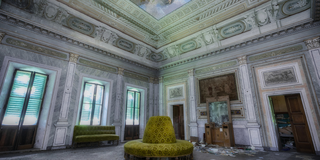 Винтажные спальни внутри заброшки взяли и бросили. Поспали бы на таких кроватях?