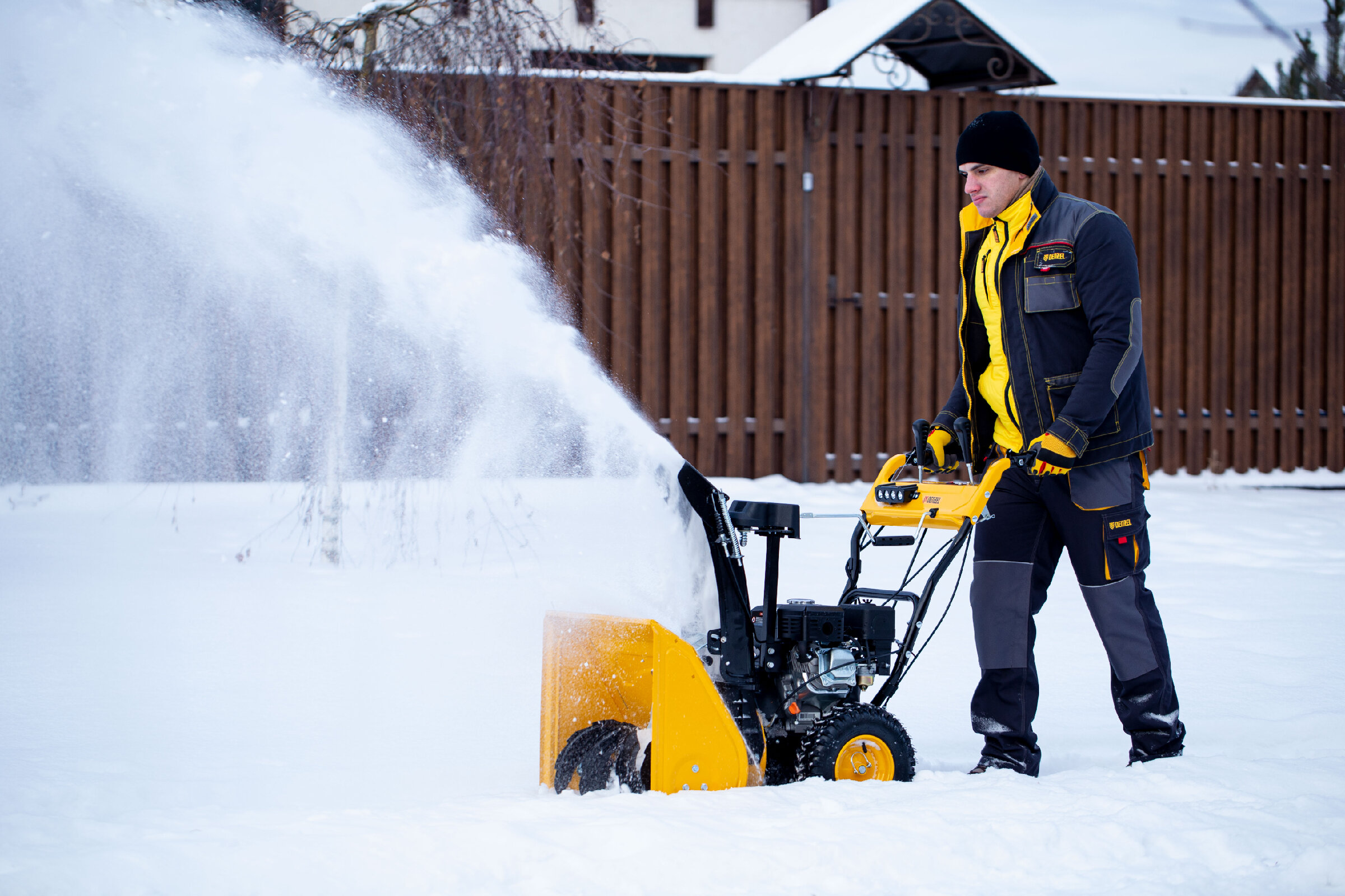 Человек убирает снег