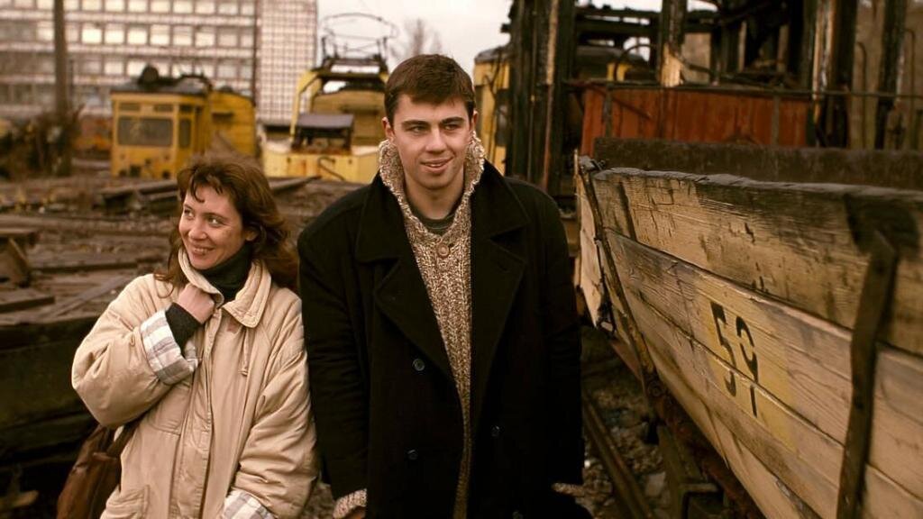 Простой русский парень Данила Багров стал олицетворением целого поколения людей. Черное пальто и безразмерный свитер широкой вязки — у кого из вас были такие же?