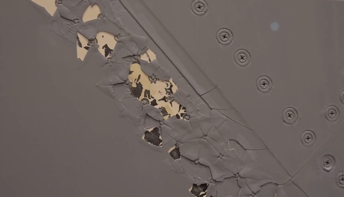 Вокруг многих заклепок отслоилась краска. Фото: Qatar Airways