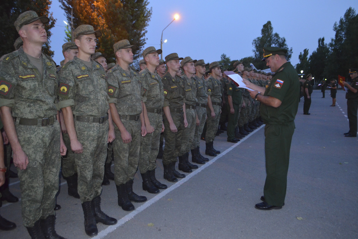 Командир военной части. Командир в армии. Командир и солдаты. Вечерняя прогулка в армии. Командир перед строем.