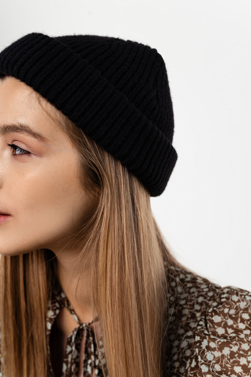 «Закрывает уши»