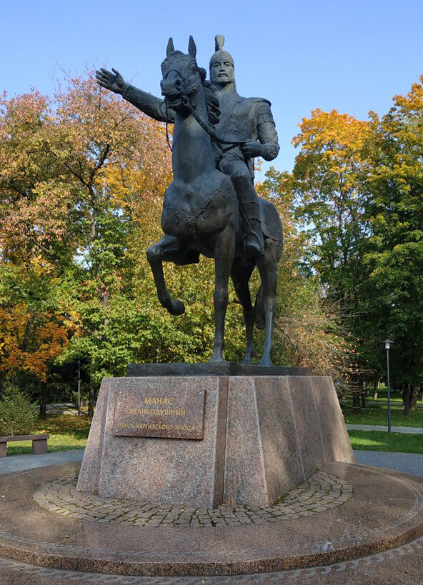 А вы знали, что в сквере, напротив Речного вокзала в Москве, стоит памятник Манасу? 