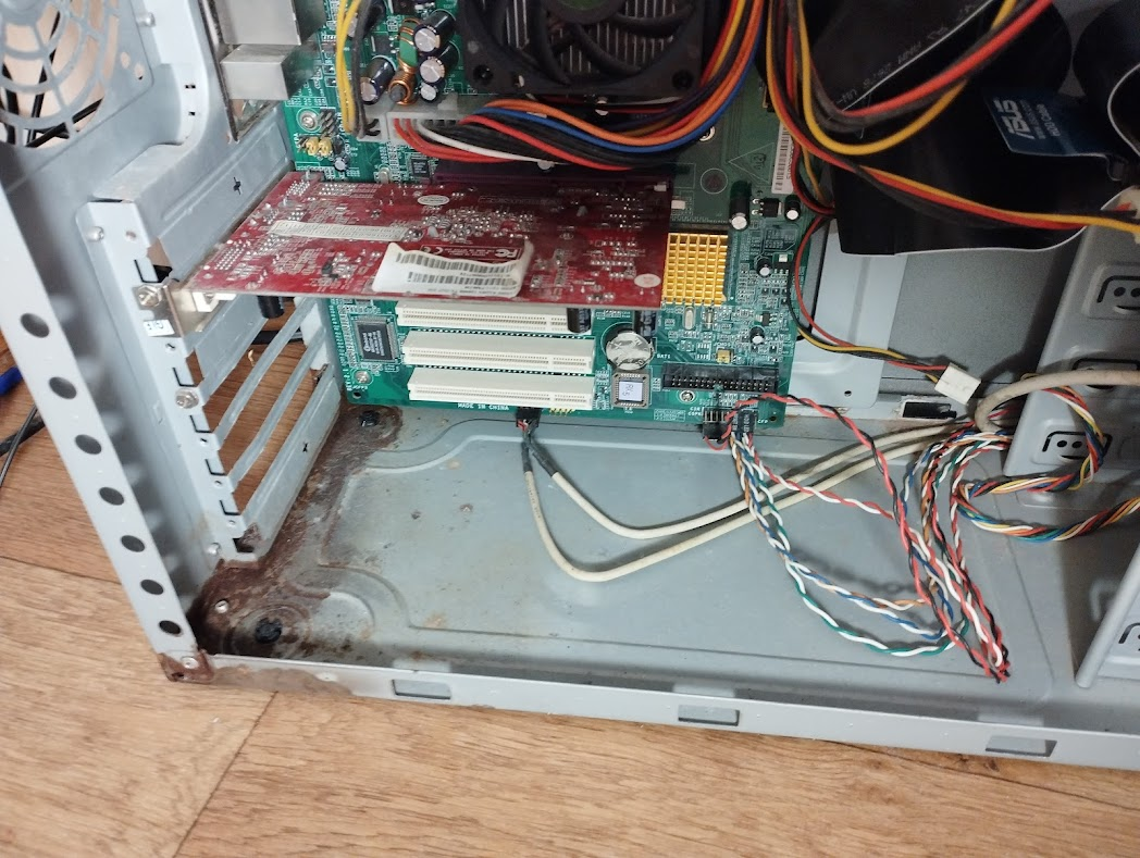 Время и гаражное хранение дало о себе знать — даже корпус поржавел.