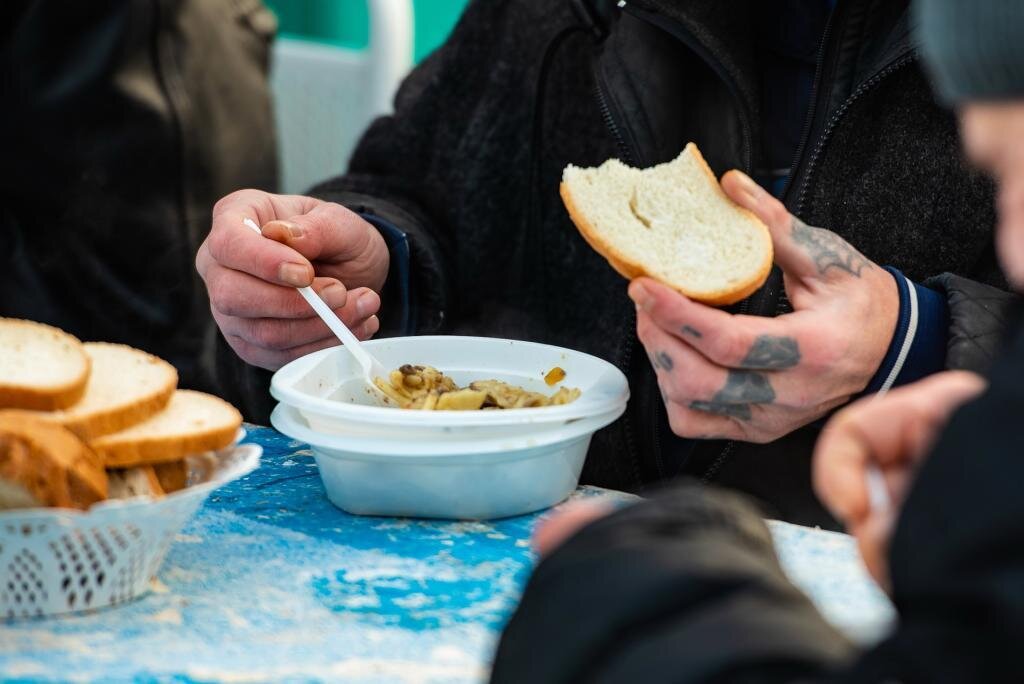 Еда для бездомных. Обеды для бездомных. Горячие обеды для бездомных. Раздача еды бездомным. Благотворительные обеды для бедняков.