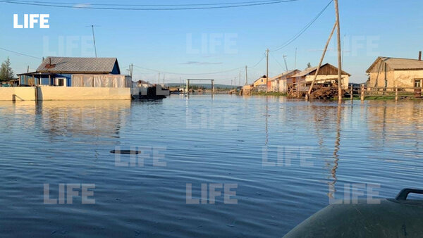 Затопленный в Якутии Верхоянск. Обложка © Фото с места происшествия в редакцию Лайфа прислал гражданский журналист через приложение LiveCorr (доступно на Android и iOS)