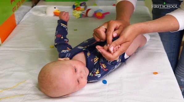 Технику массажа ладоней, который не навредит ребенку, показываем в видеоуроке в приложении для родителей BabyApp.