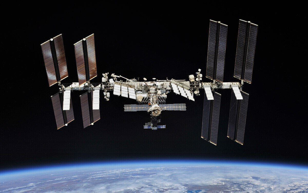 Модули мкс 2022. Международная космическая станция. Эмкаэс космическая станция. Мкс модем. Мкс модуль звезда солнечные панели.