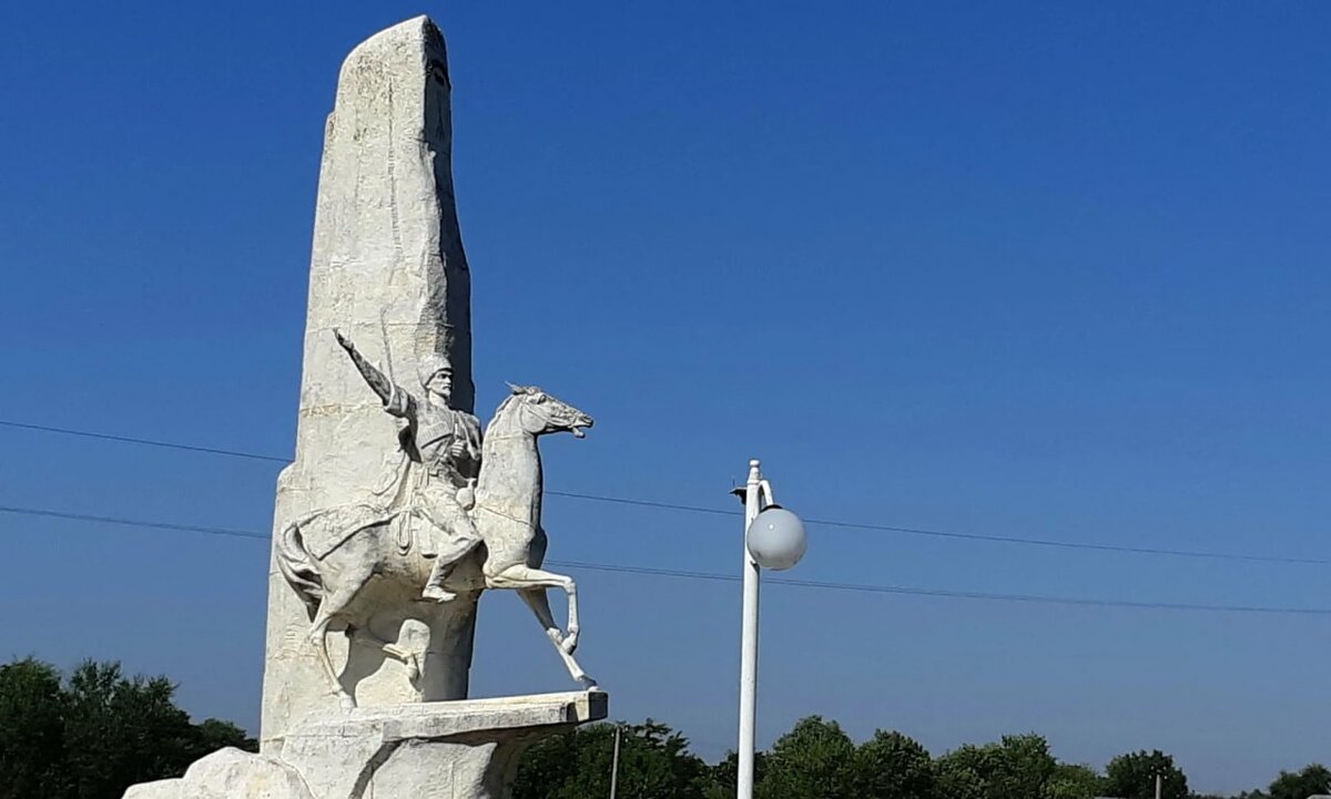 Погода майский адыгея кошехабльский. Кошехабль Адыгея. Памятник в Кошехабле всадник. Памятники аула Кошехабль.