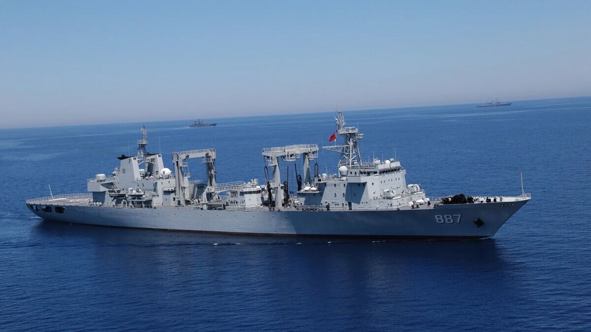    Судно снабжения Weishanhu (887) ВМС Китая© РИА Новости / Пресс-служба МО РФ