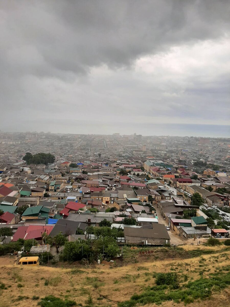Вид со стен крепости на город Дербент.