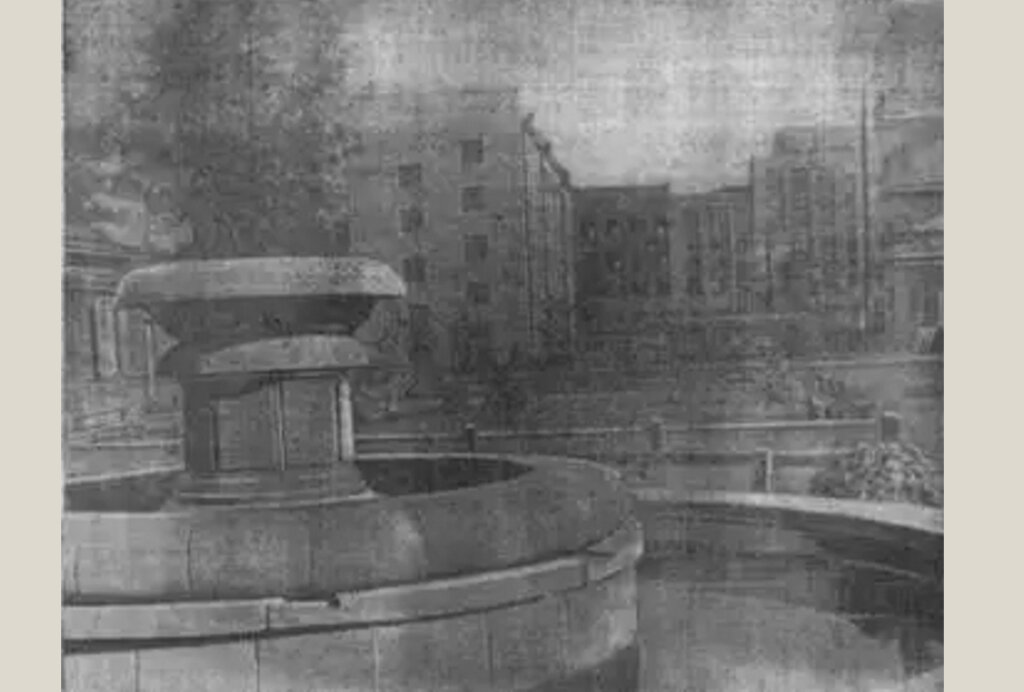 В 30-е гг. во дворе дома «Кузбассуголь» был фонтан. Фото — nsk-kraeved.ru