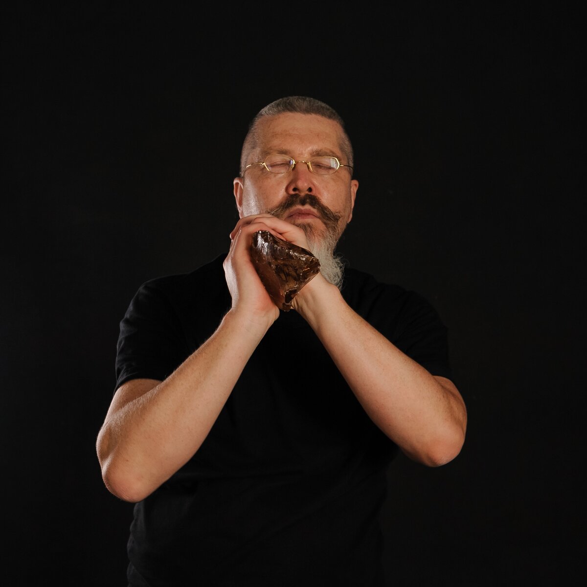 С камнем в рках. Фото автора.