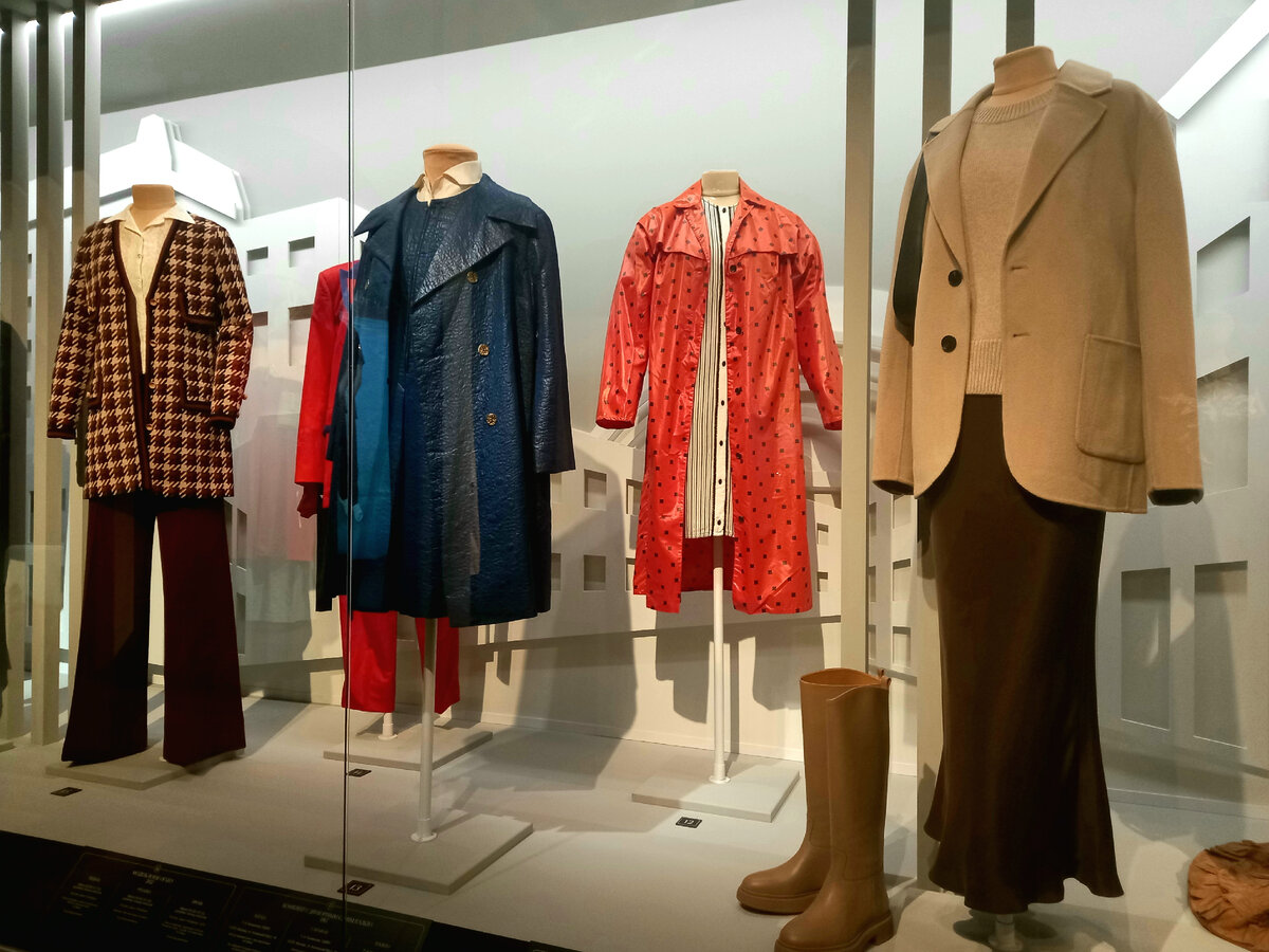 Слева направо: 1970-е, 1960-е, 2020-е. 