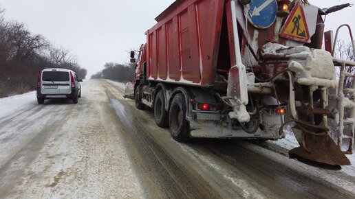 В Крыму продолжает бушевать снежная стихия! Гололедица на дорогах и проблема для фур на серпантинах. 7 февраля 2023 год.