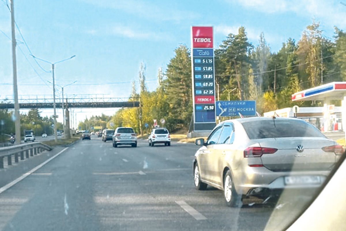    Автолюбители уже не успевают следить за ростом цен на заправках.