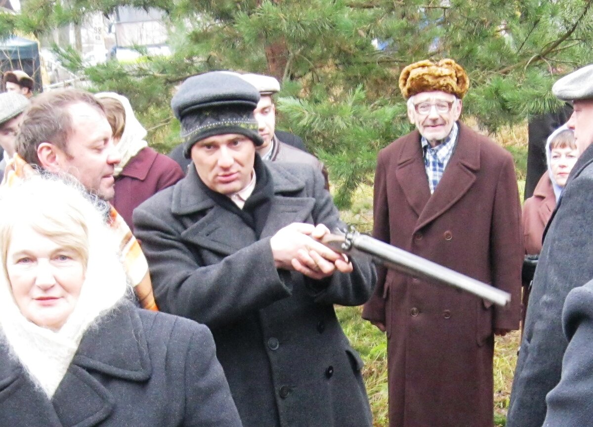 фото 3- актер и каскадер Виталий Московой показывает актеру Игорю Битюцкому (Толя Карякин) как пользоваться обрезом