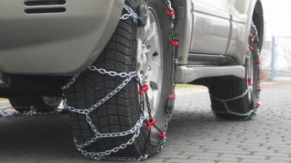 Установка легкая и занимает не более 10 минут даже у неопытного пользователя. Можно использовать и для авто с задним или передним приводом, легковых седанов с малой массой. Это универсальное устройство, установить цепи можно на колеса R14-R16.

