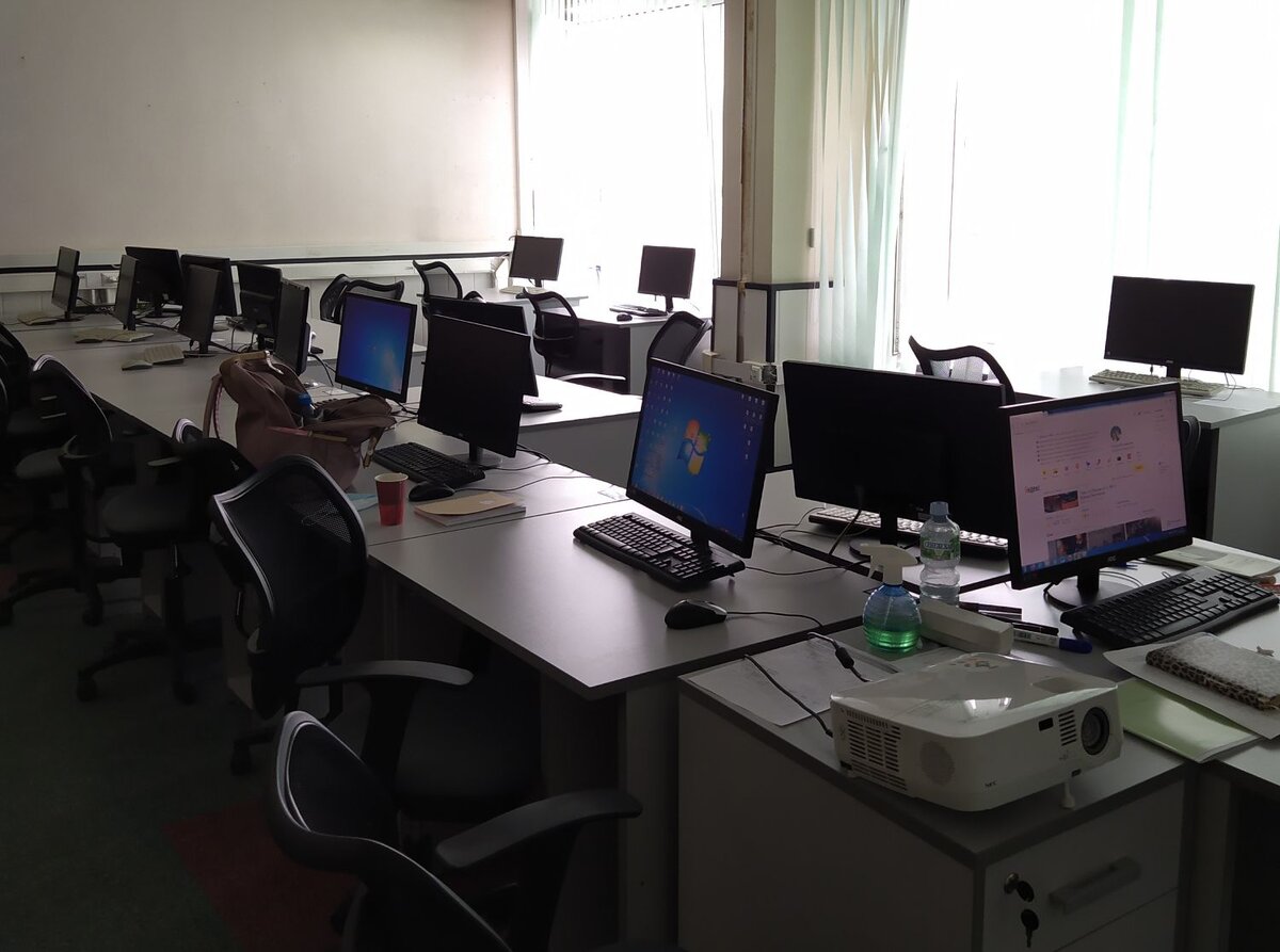 Наш класс в ЦДОПОУ.  А вот и мой розовый рюкзачок на втором месте. Фото автора