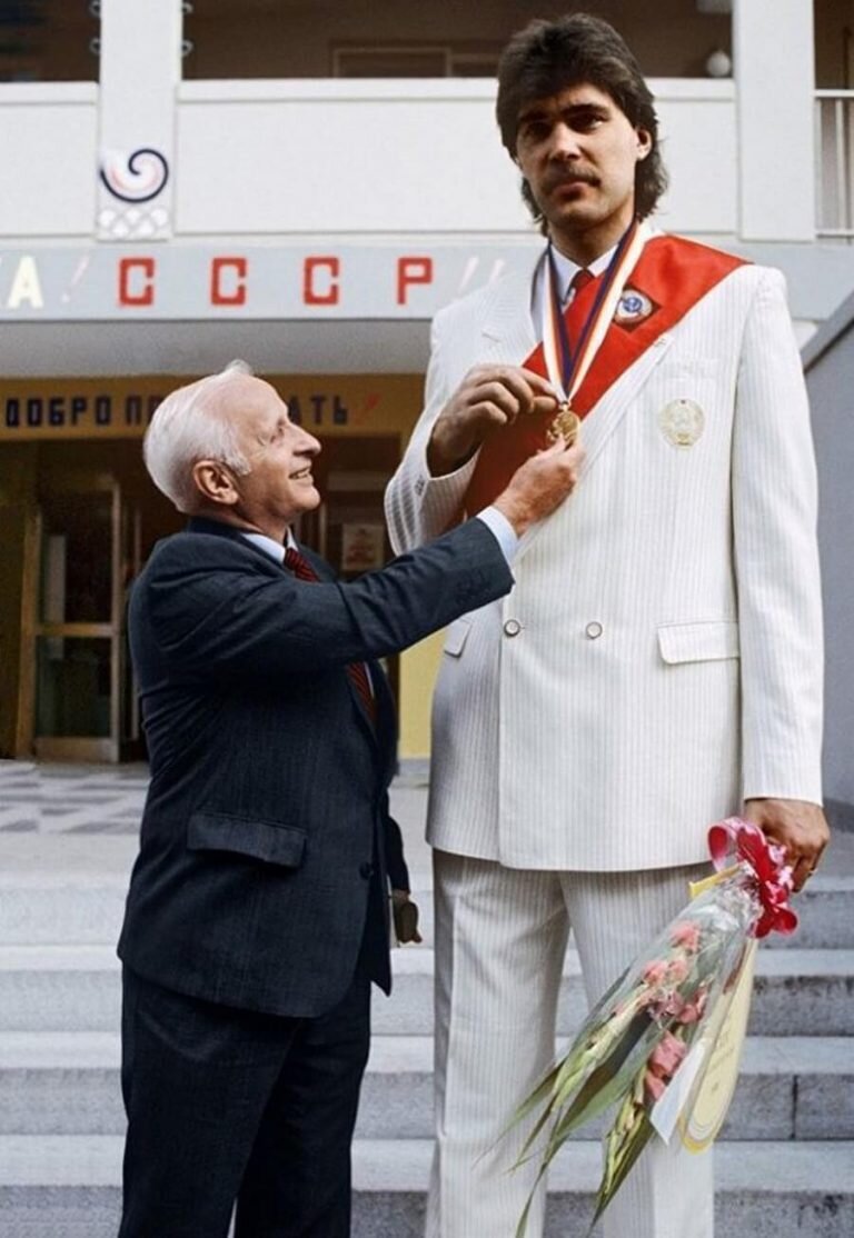 фотография взята из открытых источников. И для иллюстрации роста Арвидаса Сабониса  -   213 см, рядом    его тренер Александр Яковлевич  Гомельскй  - обычного роста.