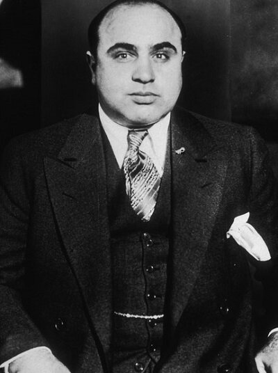 Аль Капоне был заметной фигурой. Он отличался крупным телосложением, любил одеваться в яркие костюмы с галстуком, с гордостью демонстрировал своё бриллиантовое кольцо в 11,5 каратов и часто вынимал из карманов пухлую пачку купюр